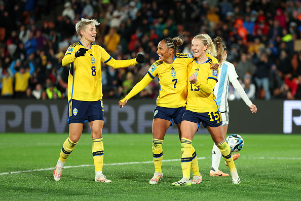 szwedzkakobieca's tweet photo. #ARGSWE | 0:2 | FT | #FIFAWWC
⚽️ 66' - Blomqvist
⚽️ 90' - Rubensson (rzut karny)
Szwedki kontrolowały mecz, ale nie forsowały tempa. Wystarczyło jednak kilka razy przyspieszyć, by zaznaczyć swoją dominację.
3 mecze, 9 punktów i już oficjalnie - czas na Stany Zjednoczone 🇺🇸✔️ https://t.co/qN84vtXVfT