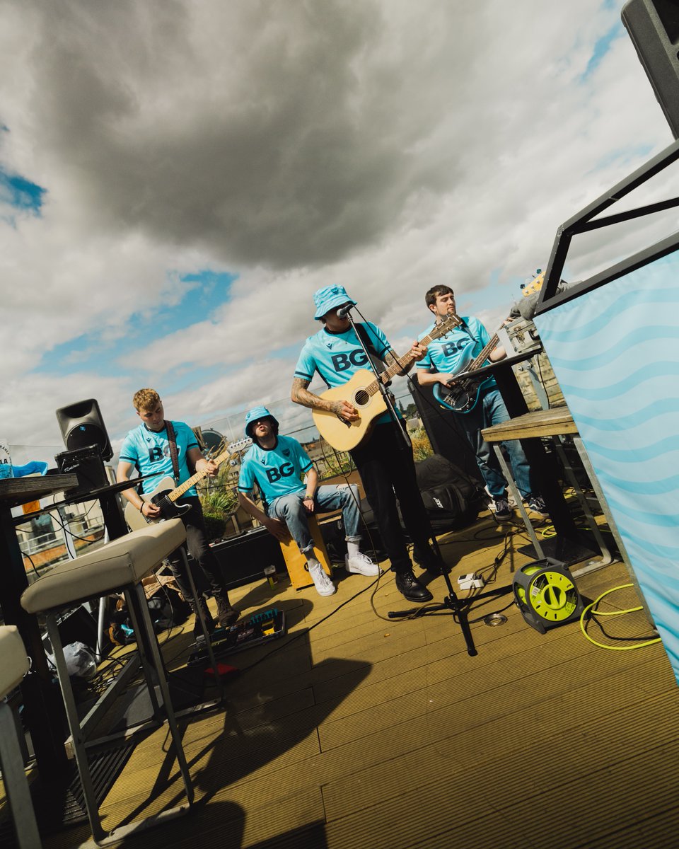 reachfeverpitch's tweet photo. It was great to attend @OUFCOfficial private rooftop party, where they unveiled their 23/24 third kit.

Thanks for the bucket hat. 🔵

#gowiththeflow https://t.co/OkBXgvzxKZ