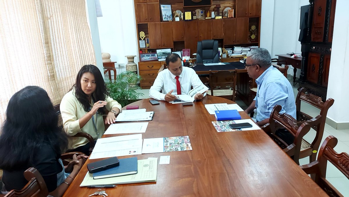 FHSS_USJ's tweet photo. The progress discussion about the new coming JICA volunteer was held on 28.07.2023 amid JICA and the Faculty of Humanities and Social Sciences of the University of Sri Jayewardenepura. 

More Information: https://t.co/W2Xur0ypE9 https://t.co/xxaXr2RyEF