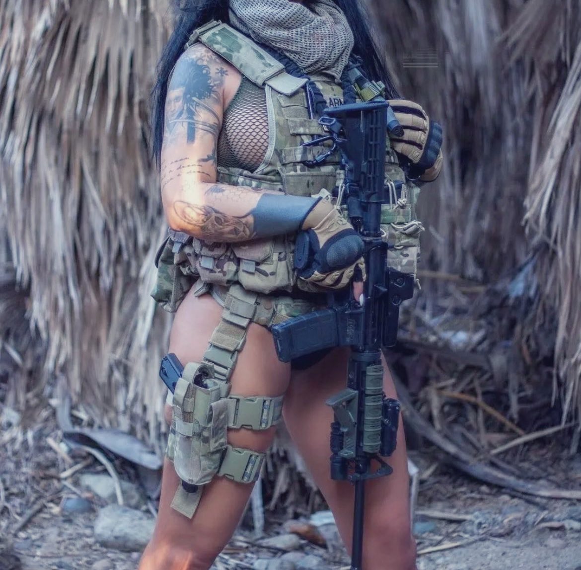 F0UREYEDFREAK_'s tweet photo. chicks with guns . https://t.co/2Qcj95iPpD