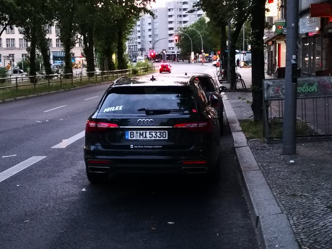 Poliauwei's tweet photo. Abschleppgruppe WIRKT, trotz Sabotage durch das UnOrdnungsamt @SaskiaEllenbeck - DER wir dort verdanken, dass vor 7 Uhr legal und danach noch Stunden ILLEGAL geparkt wird.
Mal sehen wie lange es heute dauert, eine Hand voll Falschparker zu entfernen... https://t.co/OhDcMZkziq