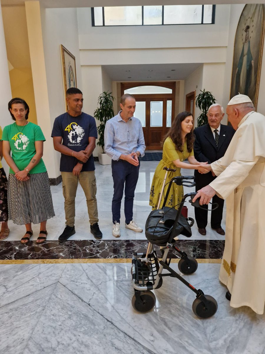 Przed wyruszeniem do Lizbony Franciszek spotkał się w Domu św. Marty z grupą osób wychodzących z różnych kryzysów oraz dziadkami wnukami, co było przypomnieniem, że przekazywanie wiary jest swoistą sztafetą pokoleń. Towarzyszył im kard. Konrad Krajewski.