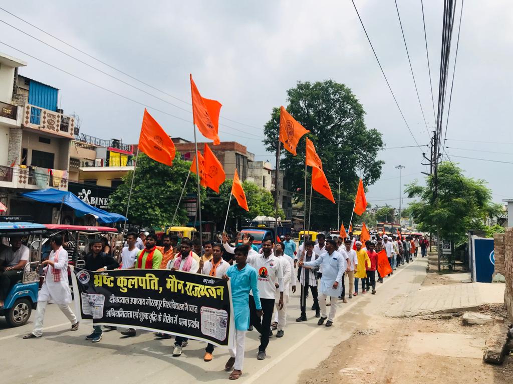 ABVPVoice's tweet photo. गोरक्ष प्रांत में अभाविप गोरखपुर विश्वविद्यालय इकाई के कार्यकर्ताओं ने दीनदयाल उपाध्याय गोरखपुर विश्वविद्यालय में व्याप्त अनियमितताओं, शुल्क में भारी वृद्धि तथा छात्रों के निष्कासन के विरोध में विश्वविद्यालय के मुख्य द्वार पर जोरदार धरना-प्रदर्शन कर सिटी मजिस्ट्रेट को ज्ञापन सौंपा। 

#ABVPForStudents