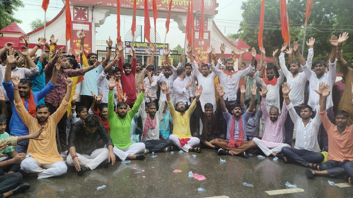 ABVPVoice's tweet photo. गोरक्ष प्रांत में अभाविप गोरखपुर विश्वविद्यालय इकाई के कार्यकर्ताओं ने दीनदयाल उपाध्याय गोरखपुर विश्वविद्यालय में व्याप्त अनियमितताओं, शुल्क में भारी वृद्धि तथा छात्रों के निष्कासन के विरोध में विश्वविद्यालय के मुख्य द्वार पर जोरदार धरना-प्रदर्शन कर सिटी मजिस्ट्रेट को ज्ञापन सौंपा। 

#ABVPForStudents
