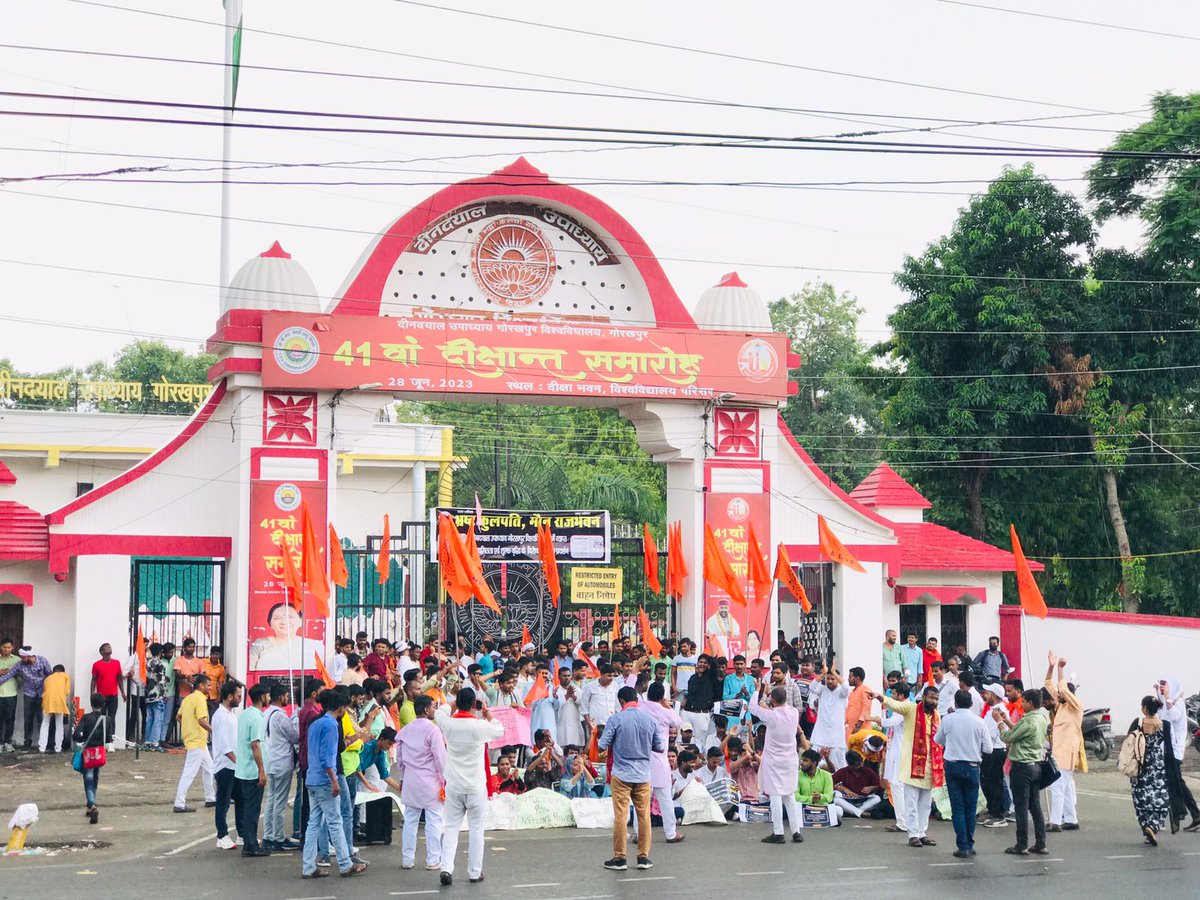 ABVPVoice's tweet photo. गोरक्ष प्रांत में अभाविप गोरखपुर विश्वविद्यालय इकाई के कार्यकर्ताओं ने दीनदयाल उपाध्याय गोरखपुर विश्वविद्यालय में व्याप्त अनियमितताओं, शुल्क में भारी वृद्धि तथा छात्रों के निष्कासन के विरोध में विश्वविद्यालय के मुख्य द्वार पर जोरदार धरना-प्रदर्शन कर सिटी मजिस्ट्रेट को ज्ञापन सौंपा। 

#ABVPForStudents