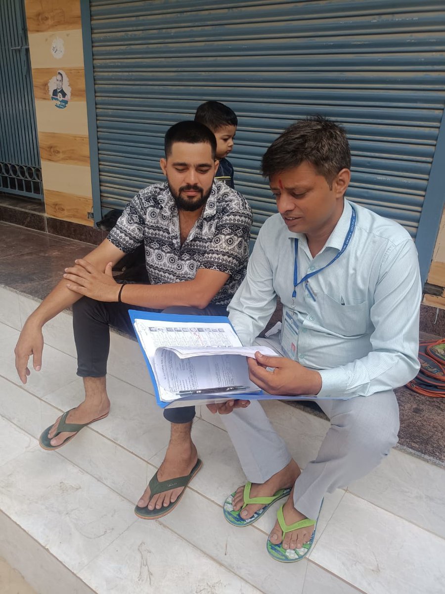 BIJWASAN2's tweet photo. बिजवासन विधानसभा क्षेत्र 36 साउथ वेस्ट दिल्ली  में H2H सर्वे के दौरान BLO घर घर जाकर मतदाता सूची का निरक्ष्ण करते हुए  @CeodelhiOffice @DMSouthWest1 @ECISVEEP https://t.co/6NMhchBQJA