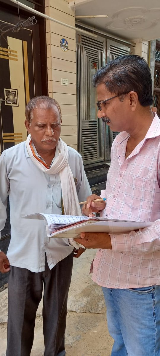 BIJWASAN2's tweet photo. बिजवासन विधानसभा क्षेत्र 36 साउथ वेस्ट दिल्ली  में H2H सर्वे के दौरान BLO घर घर जाकर मतदाता सूची का निरक्ष्ण करते हुए  @CeodelhiOffice @DMSouthWest1 @ECISVEEP https://t.co/6NMhchBQJA