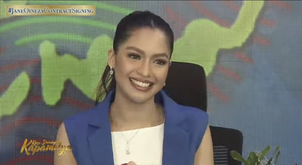 drixsalazar's tweet photo. Congratulations, @itsJaneOineza!! ✨💛 #JaneOinezaContractSigning #KeepShiningKapamilya https://t.co/naVRLyii5Z