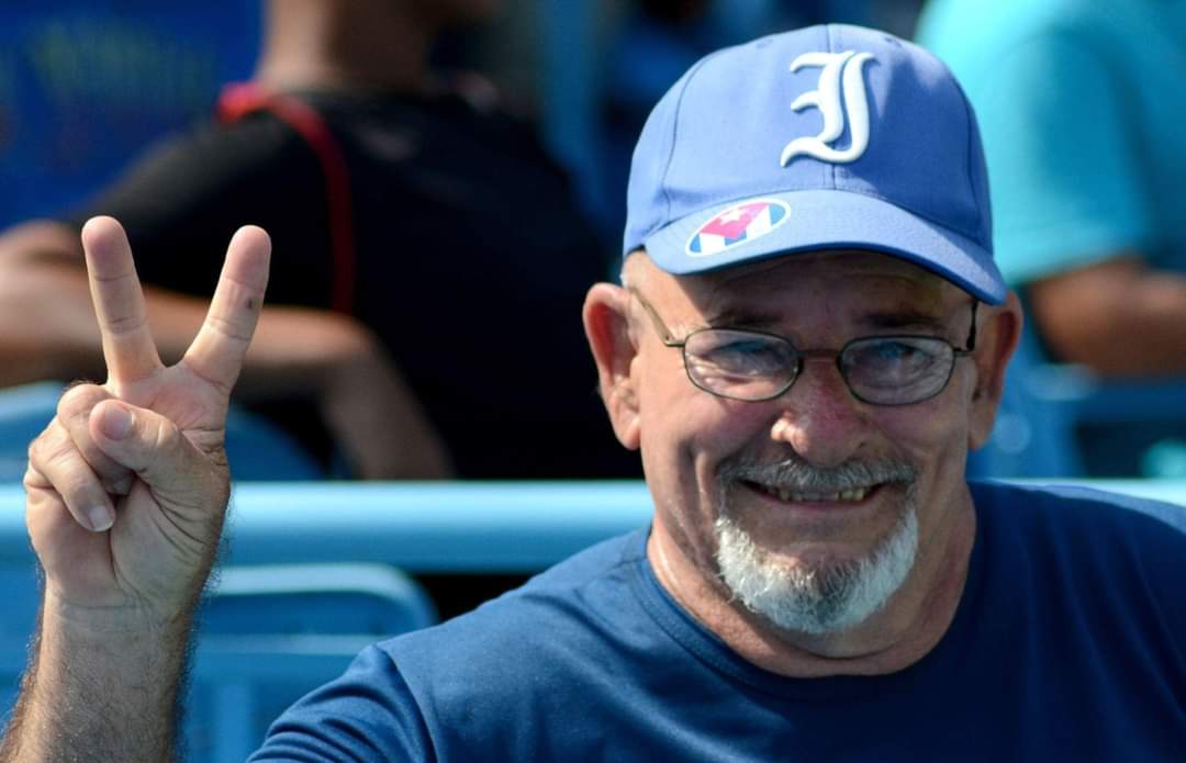 Nunca lo llamé x su nombre sino por su paradójico apodo, Veneno. Cuando cayó el out 27 dl 7mo juego, con el q <a href="/LeonesdeIND/">Leones de Industriales</a> vencía a <a href="/AvispasSantiago/">el_avispero</a> y llegaba a la final, pensé en él. Nadie era tan fiel como Veneno. En el cielo azul ha visto la épica de sus Industriales.