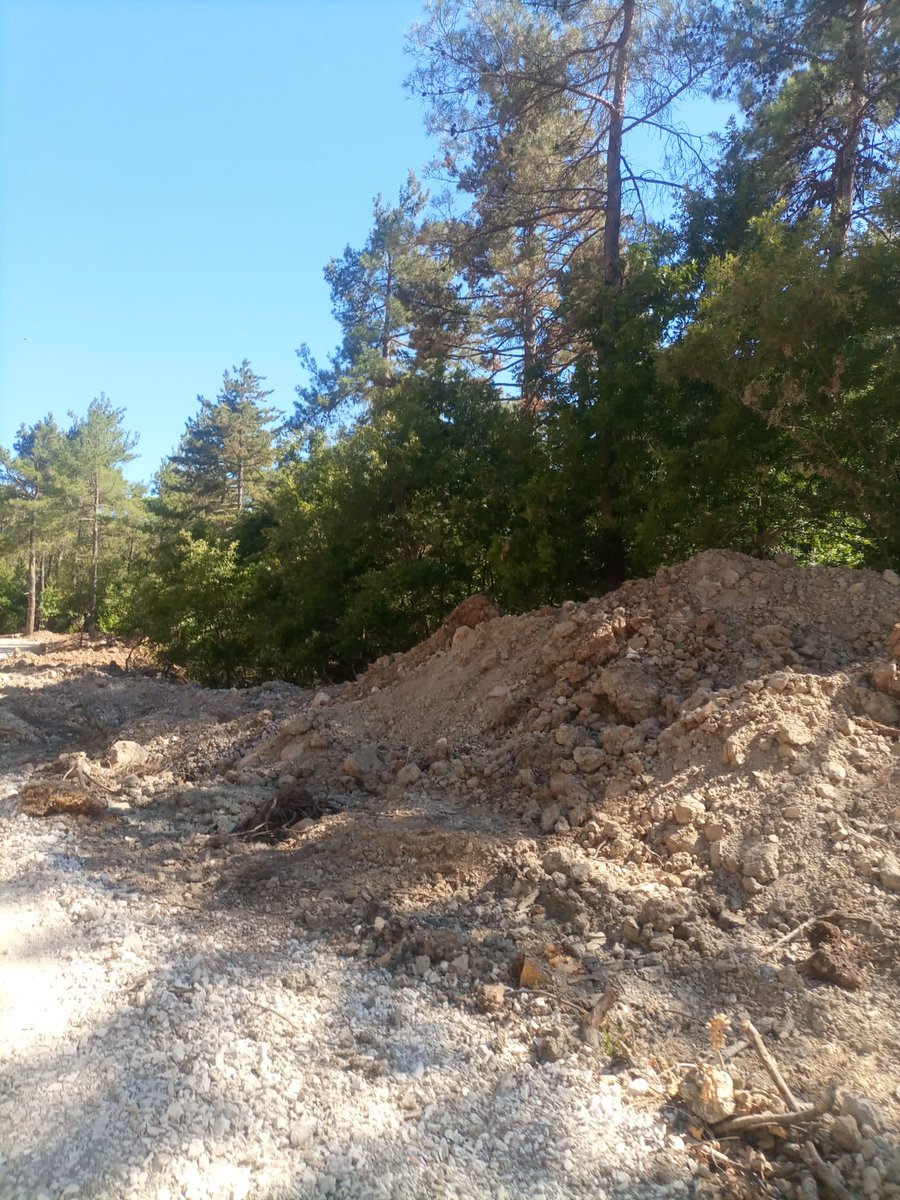 Akbelen'de katliam sürerken Cengiz Holding Kazdağları'nı tahrip etmeye başladı.
Maden projesine karşı açtığımız ilk davayı kazanmamıza ve 2. dava devam etmesine rağmen şirket ormanda yol ve şantiye sahası için ağaç katlediyor! 
Kazdağları'ndan #DefolCengiz