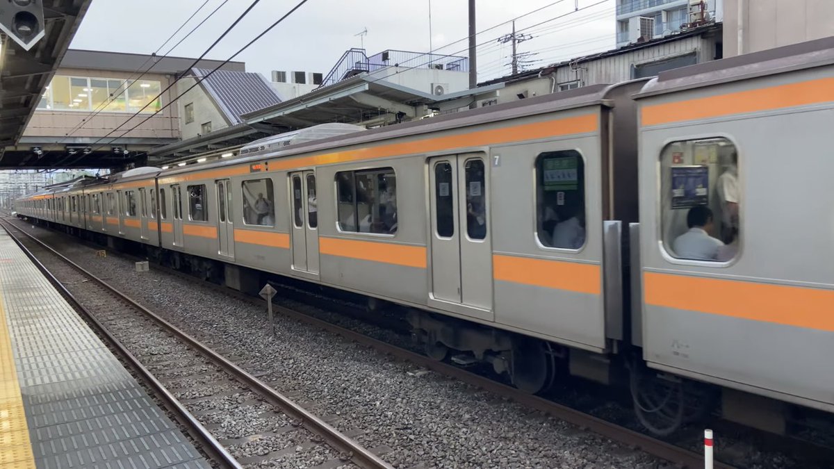 mitsu2000_9020's tweet photo. @toubu6050suipen FF外失礼します。
代走していた通勤快速の青梅線内(写真2枚目／中神駅)では既に故障しており、乗客は多数いたことから同列車の走行中に故障したものと推測されます。その後、快速東京行きの途中駅より7号車が締切となっていたようです。 https://t.co/R07bRtt4QA