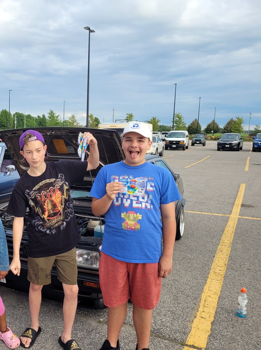 OPP_CR's tweet photo. Slushies or Superchargers!
#NottyOPP officer PC Bhamber attended the local car show in Alliston.
Time to cool your engines kids, with #positivetickets
#chillout
#communityengagement https://t.co/5wjXRNzOfT