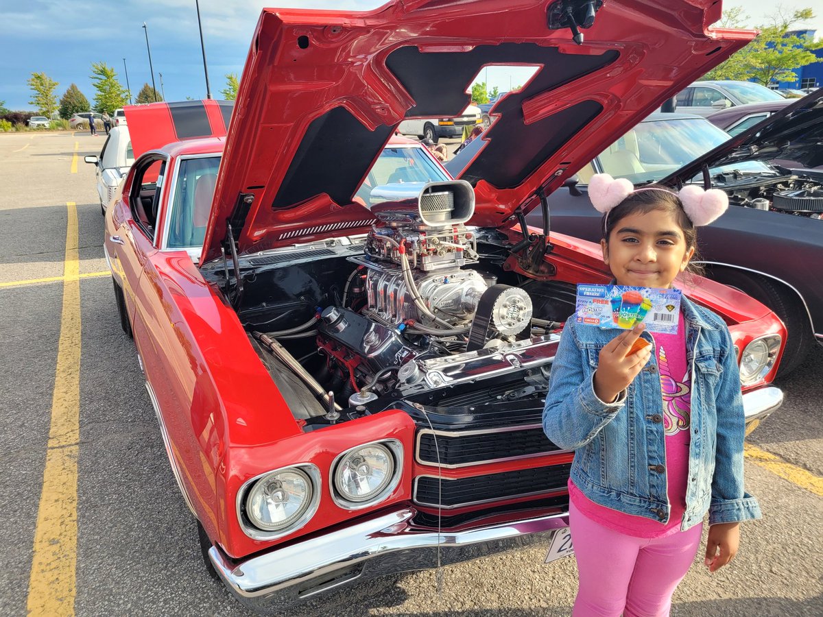 OPP_CR's tweet photo. Slushies or Superchargers!
#NottyOPP officer PC Bhamber attended the local car show in Alliston.
Time to cool your engines kids, with #positivetickets
#chillout
#communityengagement https://t.co/5wjXRNzOfT