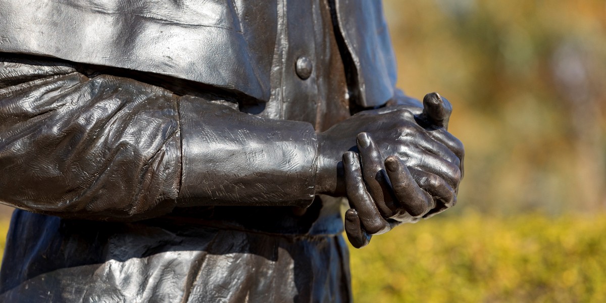 Today, the @AWMemorial unveiled a sculpture to commemorate Lieutenant Colonel Vivian Bullwinkel. A collaboration with the @acn_tweet, the sculpture recognises not only Bullwinkel, but all Australian nurses who have served. Watch the dedication ceremony: fal.cn/3AnMc