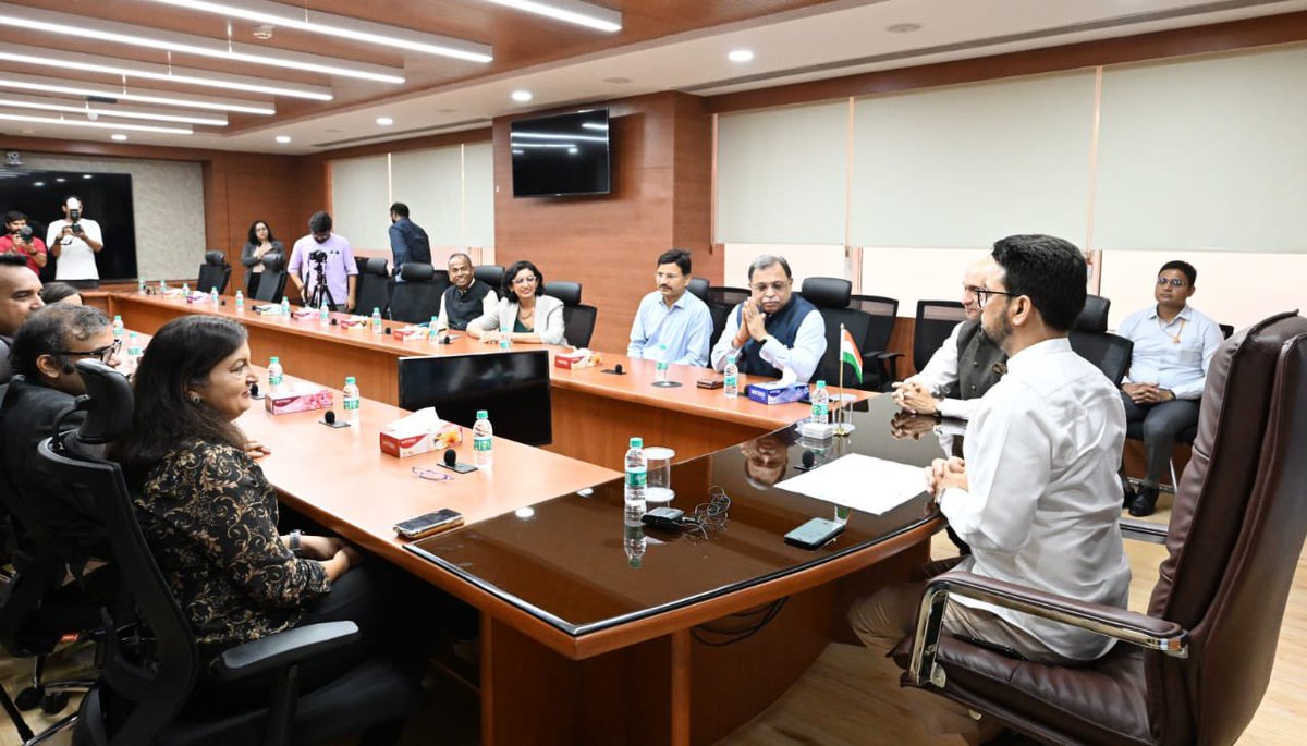 ianuragthakur's tweet image. Excited to be a part of #VedantaDHM23 one of the world's most prestigious half marathons and a runner's delight that celebrates Sporting Excellence, Togetherness, Transformation, and Determination.

I thank the entire team of @DelhiHM_  for organizing this incredible initiative