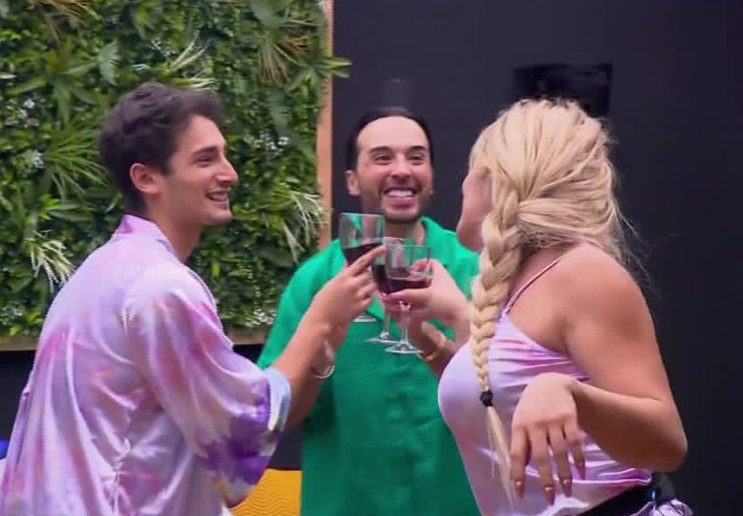 Expositos_Rar's tweet photo. Emilio: "Yo sé porque Barby durmió sola, porque la jefa no la dejo"
Jajajajaja Niurka esta orgullosa y todo México también. 
Jorge humillado, Wencola, Poncho y Sergio brillando, un gran cine 
#LacasadelosfamososMx https://t.co/RJNbSGjOs7