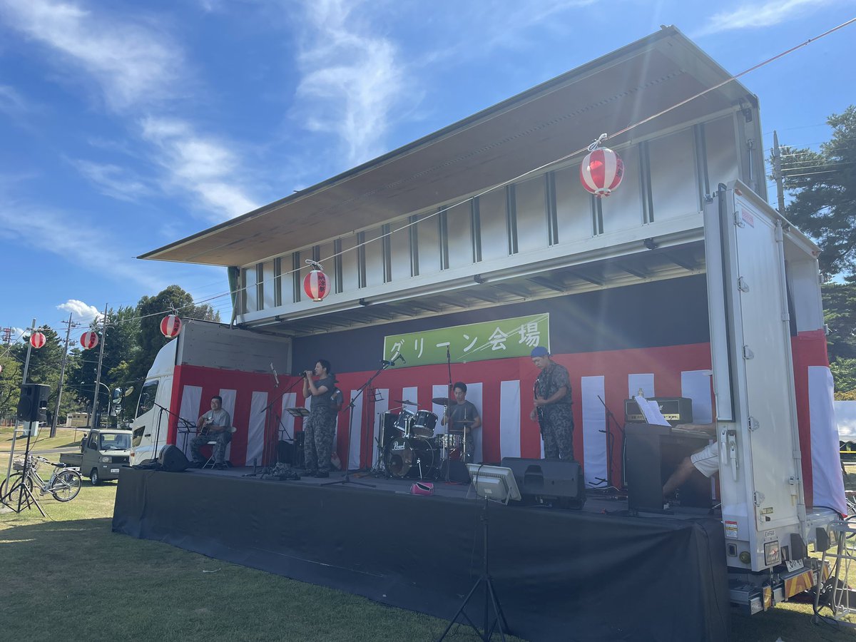 leonjapan_pro's tweet photo. 自衛隊熊谷基地の納涼祭、本日8月2日開催です。レオンジャパンプロが10トン・トラックステージを設置させていただきました。バンドの皆さんがリハーサル中です。
#熊谷基地
#自衛隊
#納涼祭 https://t.co/5Hk8WqMX6m