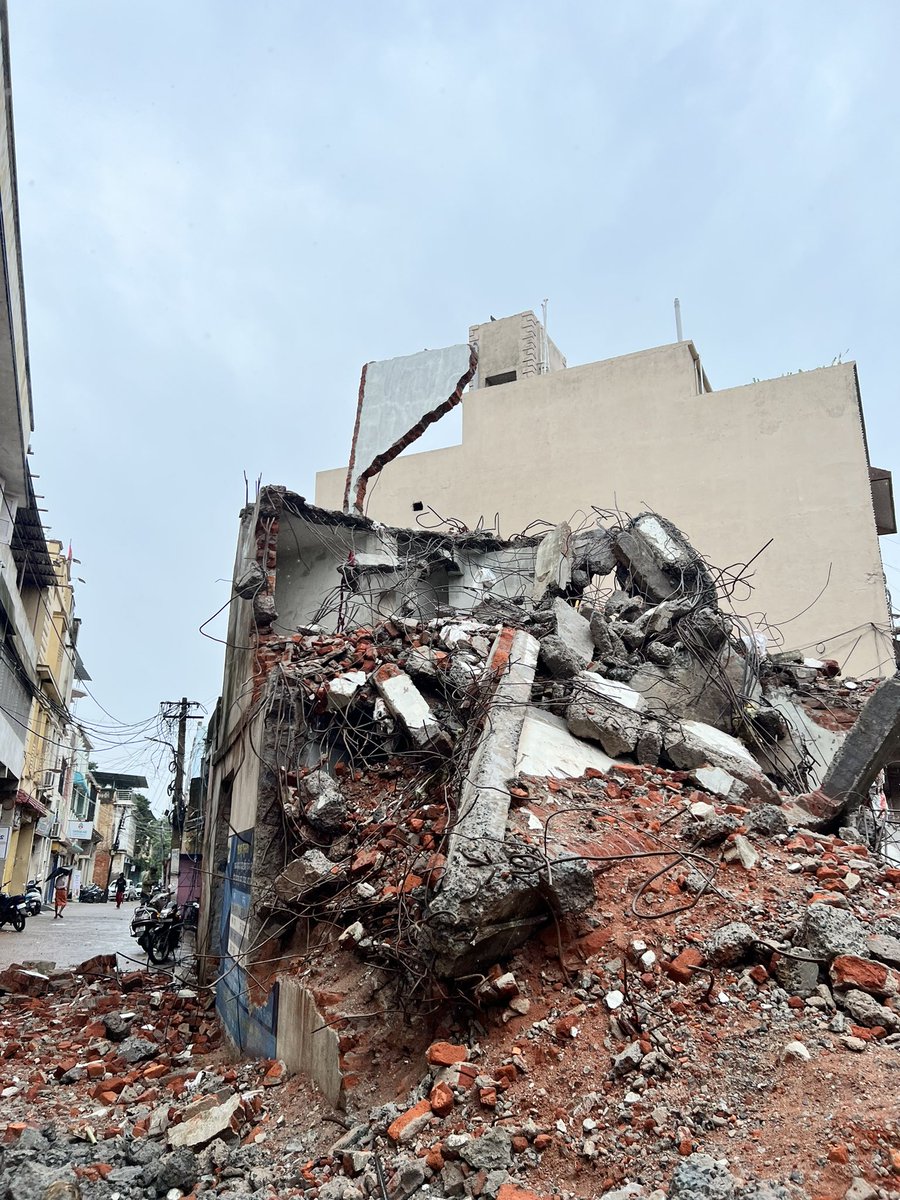 Vivekchhapadia's tweet photo. "🆘 Urgent: Unsafe demolition in progress in Bargarh, Odisha 768028 @PMOIndia @narendramodi @AmitShah @HardeepSPuri  @India_NHRC @Naveen_Odisha, immediate intervention needed Building left half-demolished, life-threatening structure hanging for 2 days. Lives at risk! #SaveBargarh https://t.co/8G1dSM2Zwn