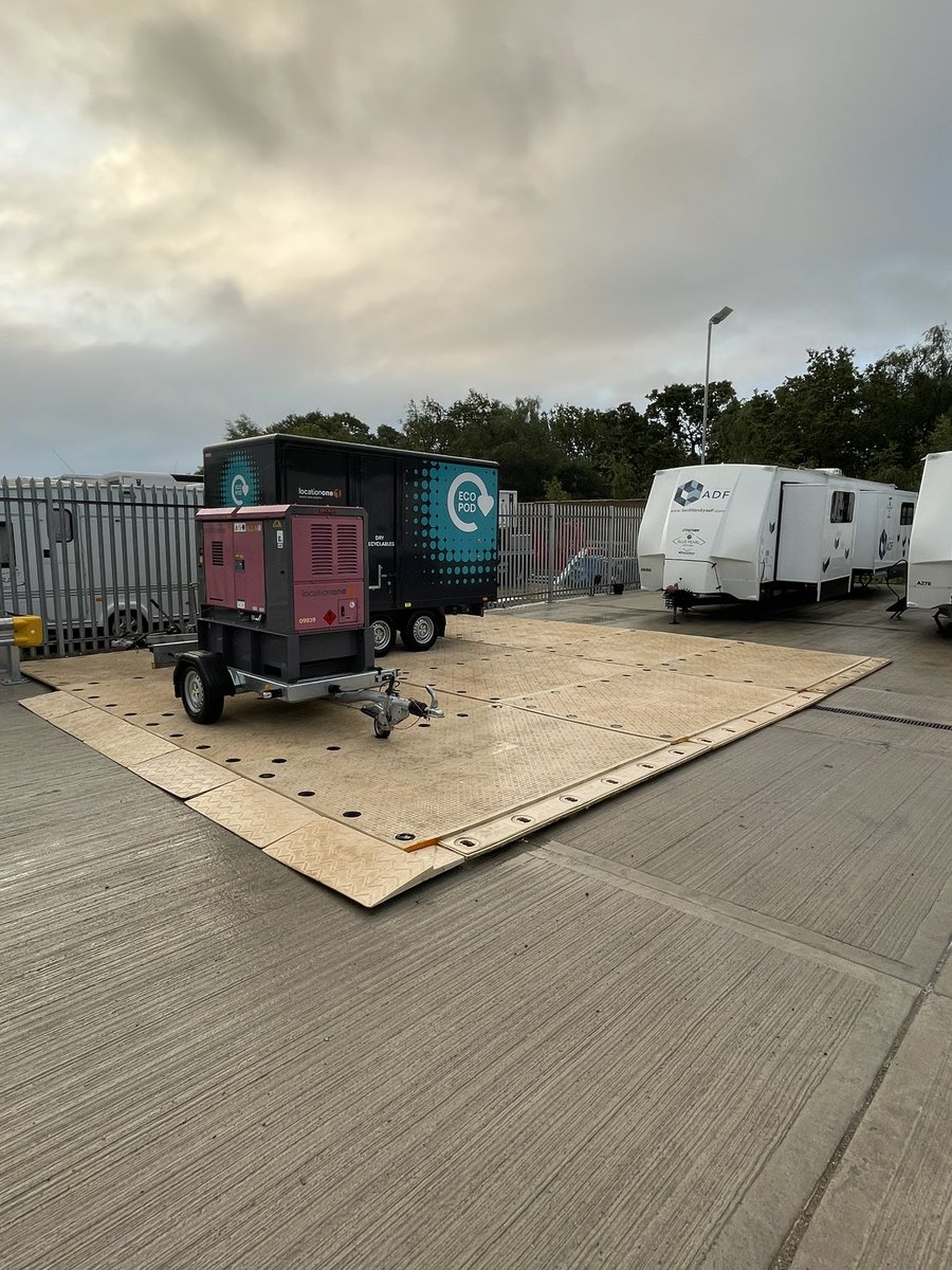 marsproctor's tweet photo. Nice little set up, @locationoneltd #EcoPod & #SignaRoad with @FacilitiesByADF #Expandable trailers & selection of #BluePearl trailers ready for a customer viewing. If only the sun would come out π€ππππποΈπ₯π¬π±β»οΈπ https://t.co/dbETOZUIDz