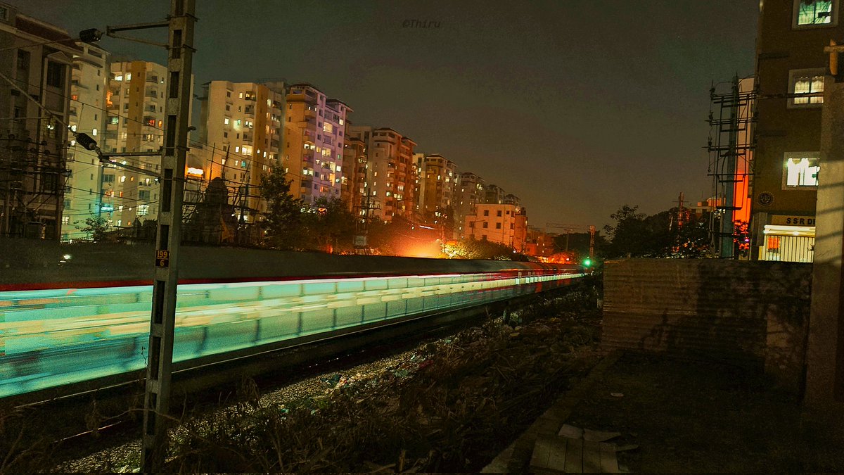 tirupal_cherry's tweet photo. 5. Long-exposure photography ( neon trail mode )
#streetphotography
#nightsky #astrophotography #moon #sky #picoftheday #stars #love #shots #city
#tpal #thiru https://t.co/AZLjIsokoe