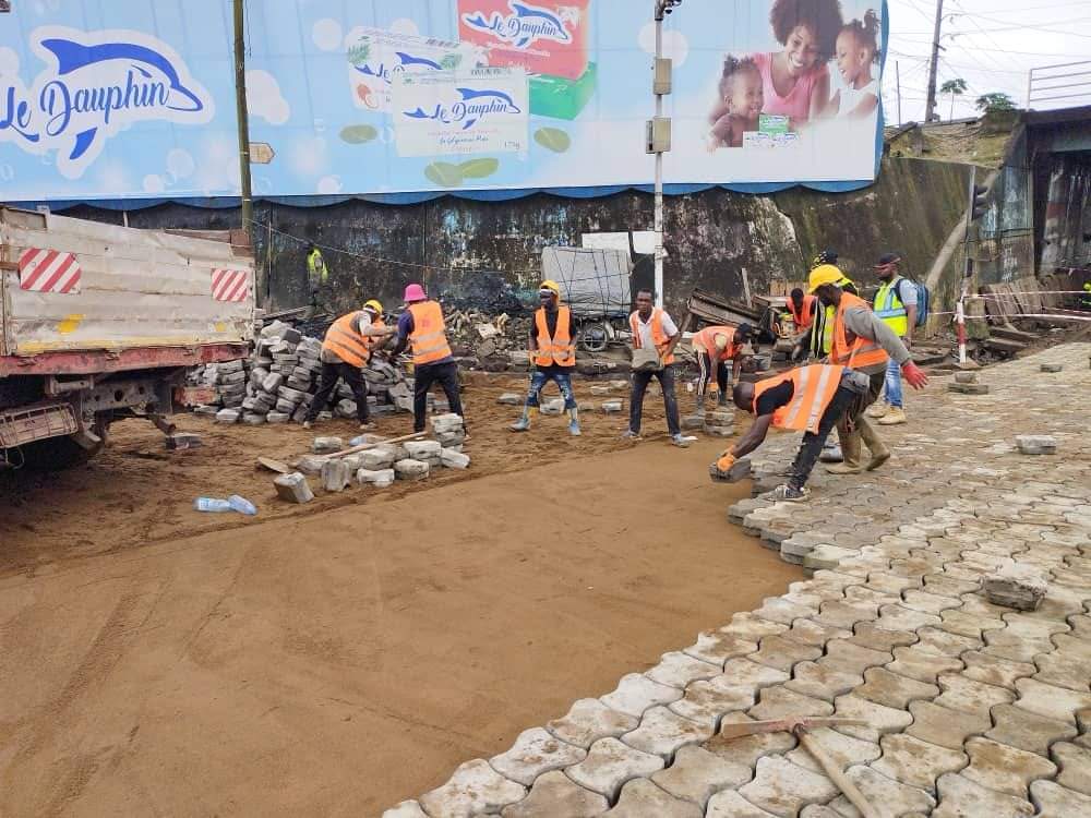 TheCameroonianZ's tweet photo. Campagne d'entretien et d'aménagement de la voirie urbaine #Douala. 

*Travaux au carrefour Tunel Ndokotti démarrés le 29 juillet. 

#Cameroon https://t.co/DtvmO5ffxP