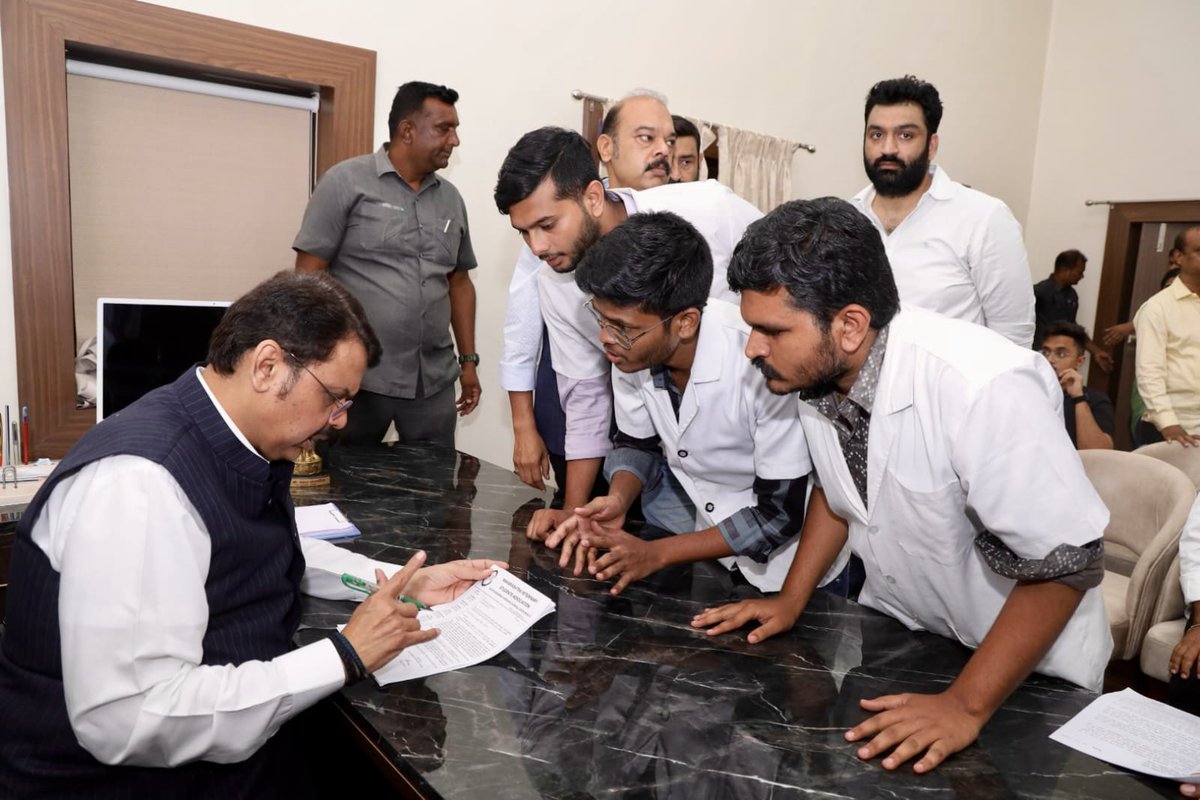 Kanhaiy71123945's tweet photo. Raise the voice of veterinary students of Maharashtra
Against the forcefull decision by minister of Maharashtra to launch a diploma course of 3 years in veterinary under the heading of
Dvsc
#BanOnDVsc
#OnlyBVsc @Dev_Fadnavis @DrSEShinde @TV9Marathi https://t.co/wr1dFPu852