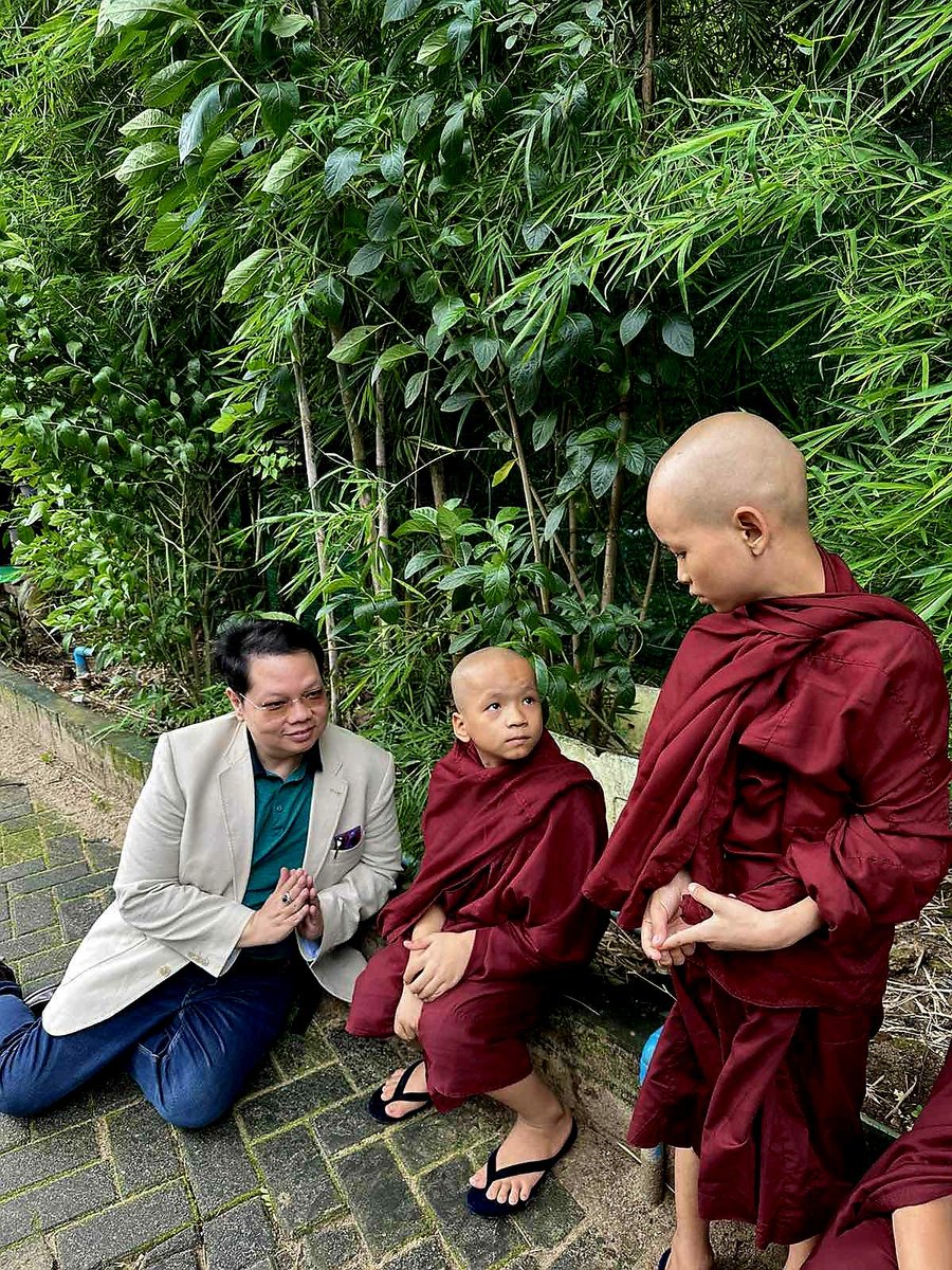 Aye_NeWin's tweet photo. နိဂြောဓ လေးများနှင့် မထင်မှတ်ဘဲ လမ်းခရီးမှာဆုံတွေ့ ဖူးမြော်ခွင့်ရခိုက်

🙏🙏🙏 https://t.co/R9k1kOcCjM