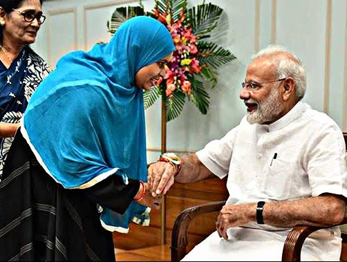 Minjursaleem's tweet photo. முத்தலாக் என்னும் நரக நெருப்பில் இருந்து விடுதலை வாங்கி கொடுத்த அன்பு தலைவனுக்கு இஸ்லாமிய பெண்கள் ரக்ஷா பந்தன் கயிறு கட்டி நன்றி செலுத்திய காட்சி 🔥 https://t.co/q5yuYCxuH9