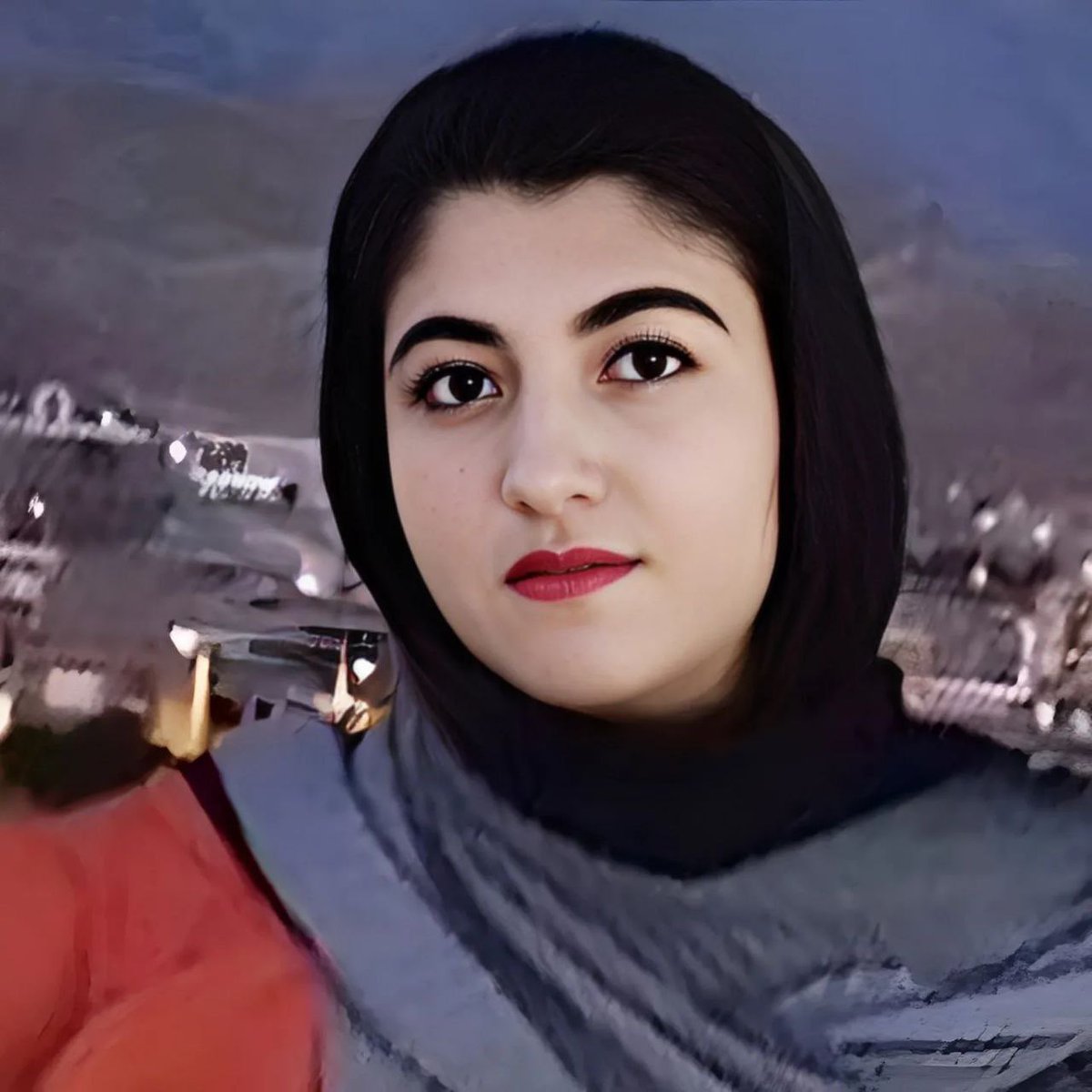 dadban4's tweet photo. زادروزت شادباش دختر ایران؛ 
منصوره سگوند، دختر شجاعی که در جای درست ، یعنی کنار مردم ایستادی و سکوت اختیار نکردی. 

اگر چه مجال ندادند که ۱۹ سالگی را ببینی، اما ما تو را فراموش نخواهیم کرد.
یادمان نرفته واپسین نوشته‌هایت را ( اسلایدهای بعدی):
«مردن با نام بهتر از زندگی با ذلت هست، اونا کشتن تو سکوت کردی، اونا کشتن تو چشات رو بستی، اونا کشتن تو هیچ‌کاری انجام ندادی، تو فقط نگاه کردی، اون بچه‌ها فقط برای آزادی مملکتشون آمده بودن.»

 منصوره سگوند، دانشجوی حقوق ساکن آبدانان و عضو سابق نیروی انتظامی در خرم‌آباد، یک هفته پیش در حساب کاربری اینستاگرامش نوشته بود، منصوره در جریان خیزش سراسری از عضویت در نیروی انتظامی استعفا داد و صراحتا حمایت خود را از معترضان اعلام کرد.

او به طور مستمر، تهدید به مرگ می‌شده است و روز گذشته ۱۴ خرداد ۱۴۰۲ تنها ساعتی پس از افشای این تهدیدها، به طور مشکوکی جان خود را از دست می‌دهد. 

مسئولان درمانی استان ایلام علت مرگ منصوره را ایست قلبی عنوان کرده‌اند در حالی که او هیچ بیماری زمینه‌ای نداشته است.

او پیشتر در پیامی به یکی از دوستانش اعلام کرده بود: «مدام از طرف اطلاعات به مرگ تهدید میشم. اگر بلایی سرم اومد میخوام همه بدونن من خودکشی نکردم.»

#دادبان #مهسا_امینی #منصوره_سگوند