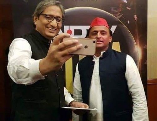 Mrsinha's tweet photo. @ravishndtv जो राहुल अखिलेश जैसे लोगों के चरणों में जमा धूल चाट चाट कर पर भरता है वो गोदी मिडिया की बात करते अच्छा नहीं लगता। https://t.co/9zVR8wcEdF