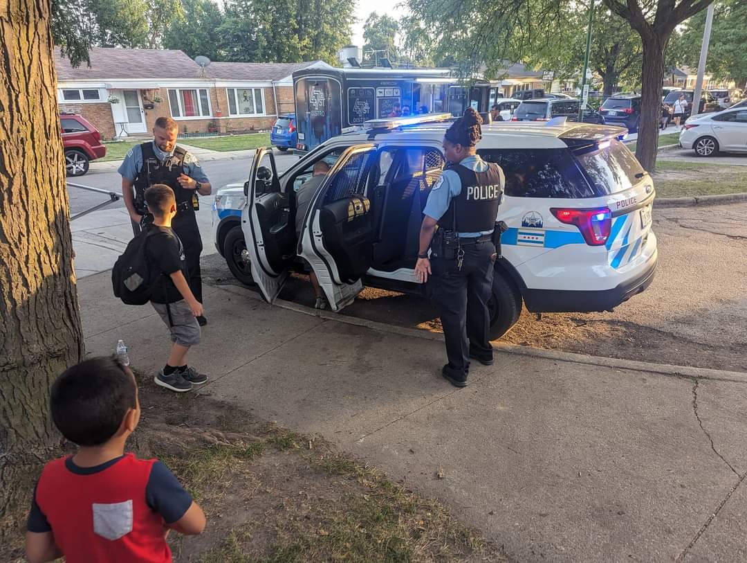 jhuff6232's tweet photo. Tonight Scottsdale Neighborhood Watch hosted its 2nd National Night Out Event. We are pleased to see our children interacting with @ChicagoCAPS08 officers. Thank you to the officers at tonight's event at Scottsdale Park! #onecommunityonegoal https://t.co/5y12odjiuY