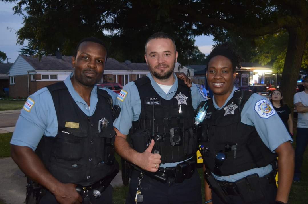 jhuff6232's tweet photo. Tonight Scottsdale Neighborhood Watch hosted its 2nd National Night Out Event. We are pleased to see our children interacting with @ChicagoCAPS08 officers. Thank you to the officers at tonight's event at Scottsdale Park! #onecommunityonegoal https://t.co/5y12odjiuY