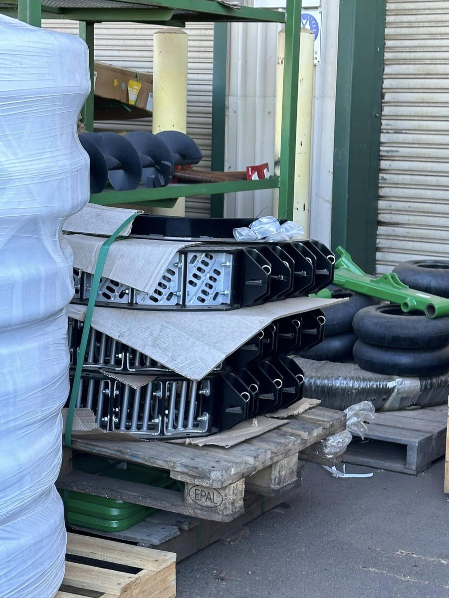 harvestaire_pty's tweet photo. Great day with the @OZHarvesters made even greater, seeing our products &amp; our partner products waiting to be fitted to new S Series #johndeere headers. @kondex concaves helping farmers limit rotor loss all over the world 🌍🌾

#AustralianCustomHarvesters #KX7 #GlobalPartnerships https://t.co/1Y8xpJjpSL