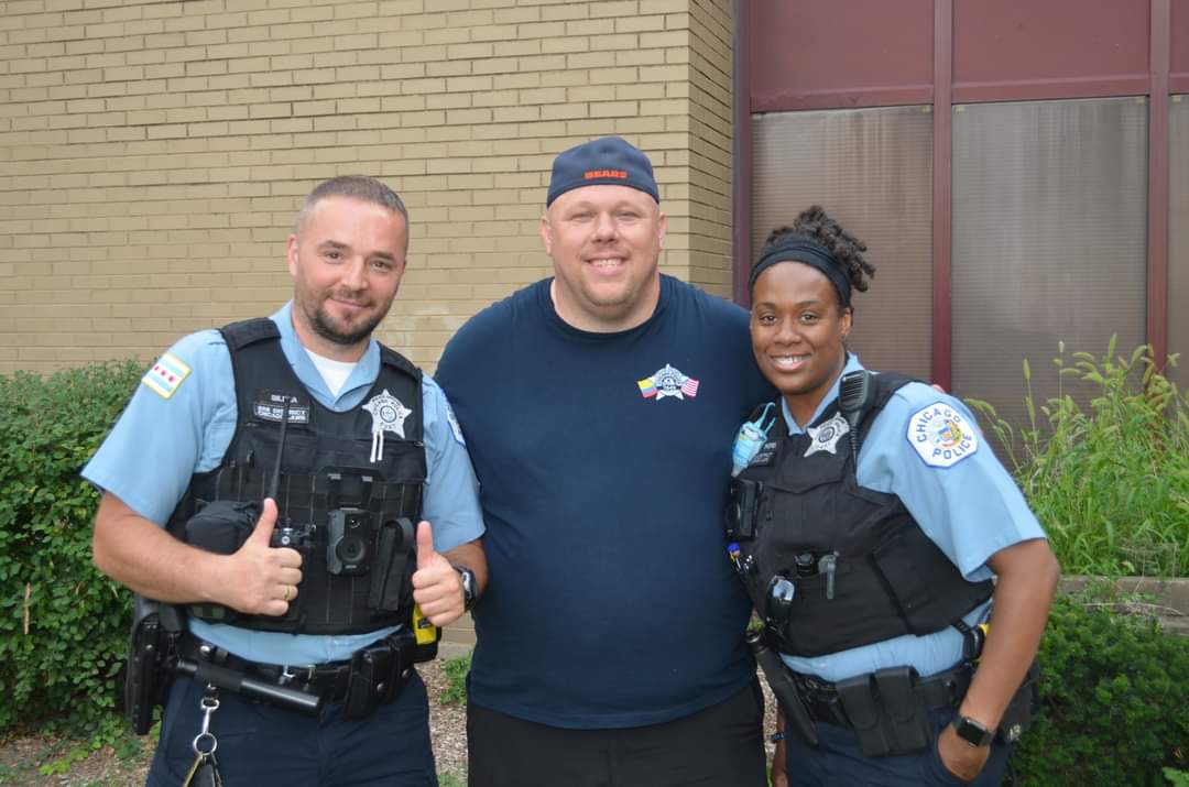 jhuff6232's tweet photo. Tonight Scottsdale Neighborhood Watch hosted its 2nd National Night Out Event. We are pleased to see our children interacting with @ChicagoCAPS08 officers. Thank you to the officers at tonight's event at Scottsdale Park! #onecommunityonegoal https://t.co/5y12odjiuY