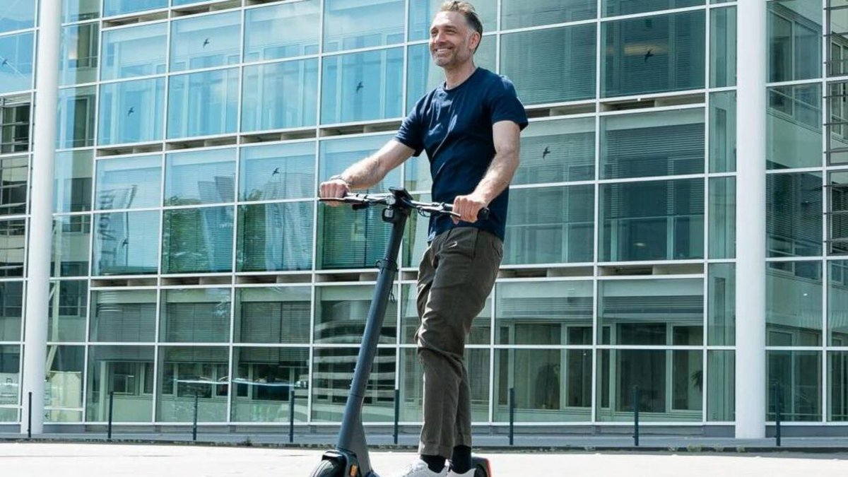 Mit dem One hat sich Mobilitäts-Spezialist Egret aus Hamburg zum Firmenjubiläum einen neuen E-Scooter geschenkt. Der hat gleich zum Start seiner Karriere eine Auszeichnung auf der Eurobike abgeräumt. War die verdient? wiwo.de/unternehmen/au…