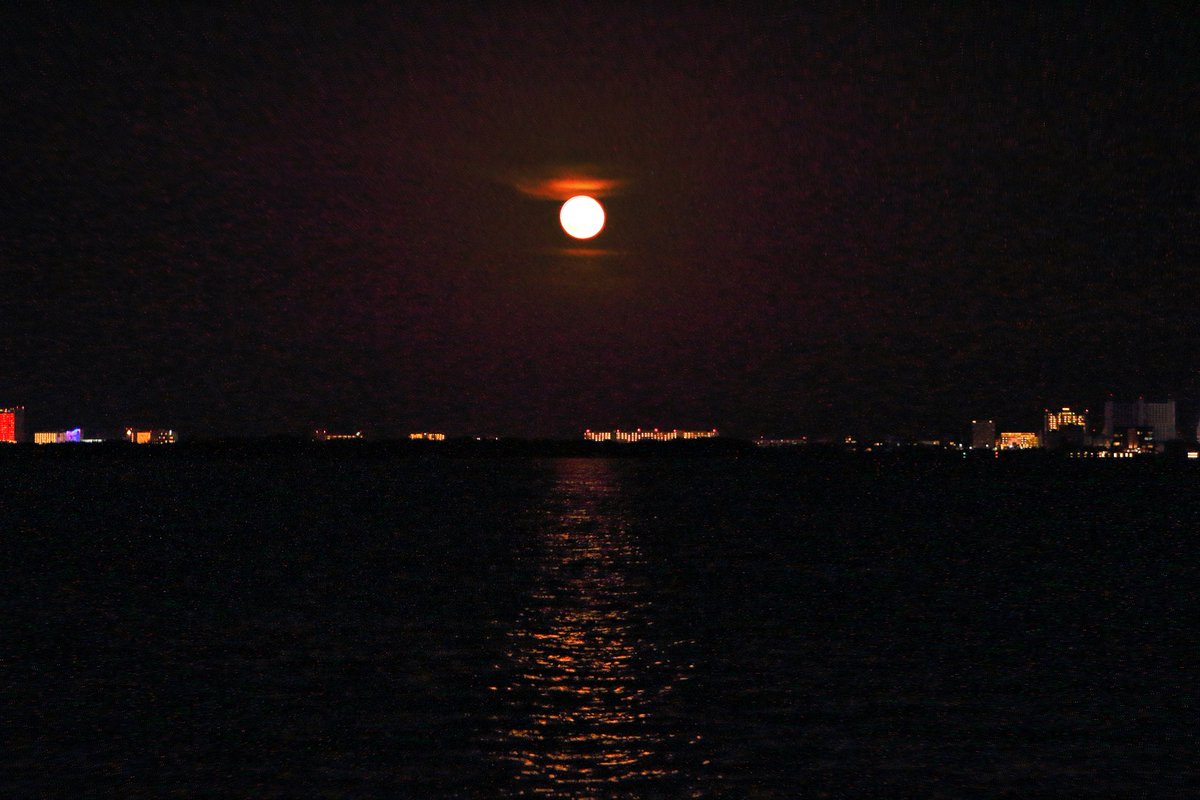 La Luna llena de agosto desde el cielo de Cancún, fotos tomadas con una canon sl1 y una 75-300. ISO 6400 exp 1/15 f 5.6