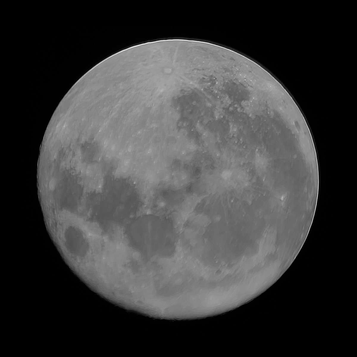 La Luna capturada con una canon sl1 acoplada a un celestron 127eq. ISO 100 exp 1/100. Primer caso una sola toma para hacer un hdr. Segundo caso 1 min de video procesado con pipp, autostakkert y registrax...