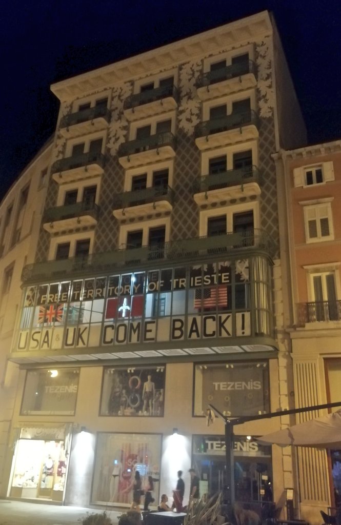 Il primo piano di un palazzo Liberty - meraviglioso - di #Trieste è occupato dal TLT. Esposti striscioni "Us, UK come back'.
Il palazzo è a due minuti dalla piazza principale, di fronte alla Camera di commercio e disposto sopra a Tezenis, Mango...
Rivendicazioni semiospaziali...