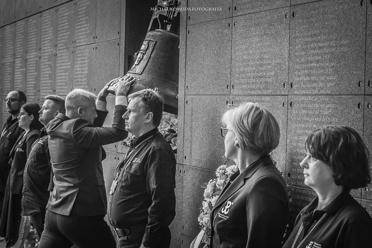 komuda_m's tweet photo. Dzwon "Monter" bije tylko raz w roku.
Przewodnicy Muzeum Powstania Warszawskiego,
Godzina "W", 1 sierpnia 2023 r. https://t.co/g1EXojVn33