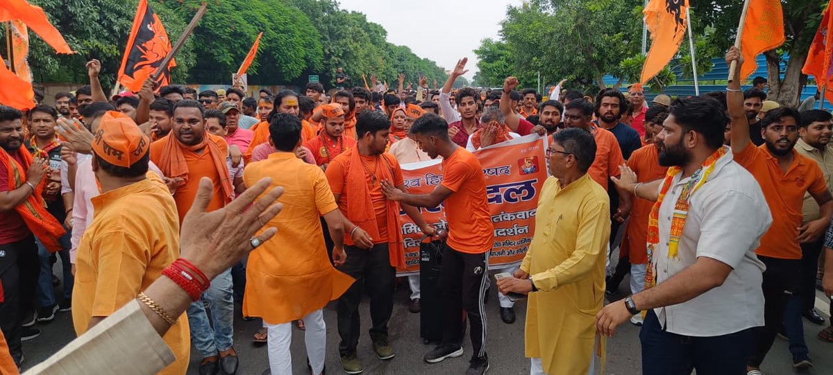 NoidaVhp's tweet photo. *🚩विश्व हिन्दू परिषद-बजरंगदल🚩* 
                  *नोएडा महानगर* 
*"बजरंग दल जिला स्तर पर इस्लामिक जेहाद,आतंकवाद के विरुद्ध व्यापक प्रदर्शन।"*    
*दिनांक:- 02 अगस्त 2023*
*दिन:- बुधवार https://t.co/ybbUARuYQJ