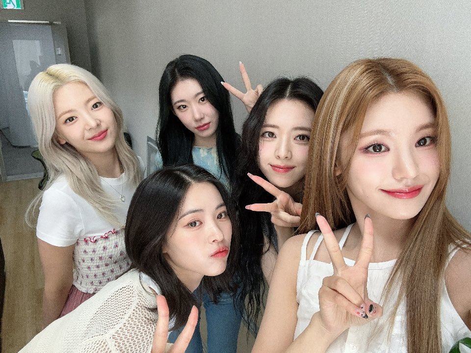ITZYofficial's tweet photo. [ #정오의희망곡 ]
ITZY X 다비이모도 왕 하고 먹어버려 ✨🍰

❤‍🔥Replay
 https://t.co/8Vfa1iDuhi

#ITZY #MIDZY @ITZYofficial
#ITZY_KILLMYDOUBT
#ITZY_CAKE
@radiombc https://t.co/3gO8XBAaqu