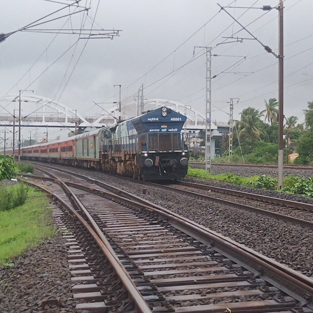 #NewProfilePic #indianrailfan #IndianRailways #BhartiyaRailway #ElectromotiveDiesel #Diesellocomotive #EMD #WDP4B #LHB