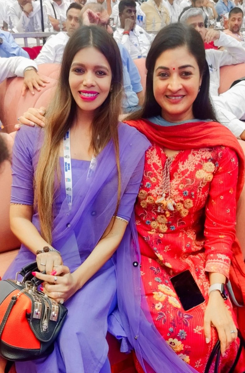 Somya24r's tweet photo. Elegance, simplicity & a lot of grace respected @LambaAlka ma'am 🌹😊
#behtarbharatkibuniyaad #iyc #mpiyc https://t.co/KmC9tibUMV