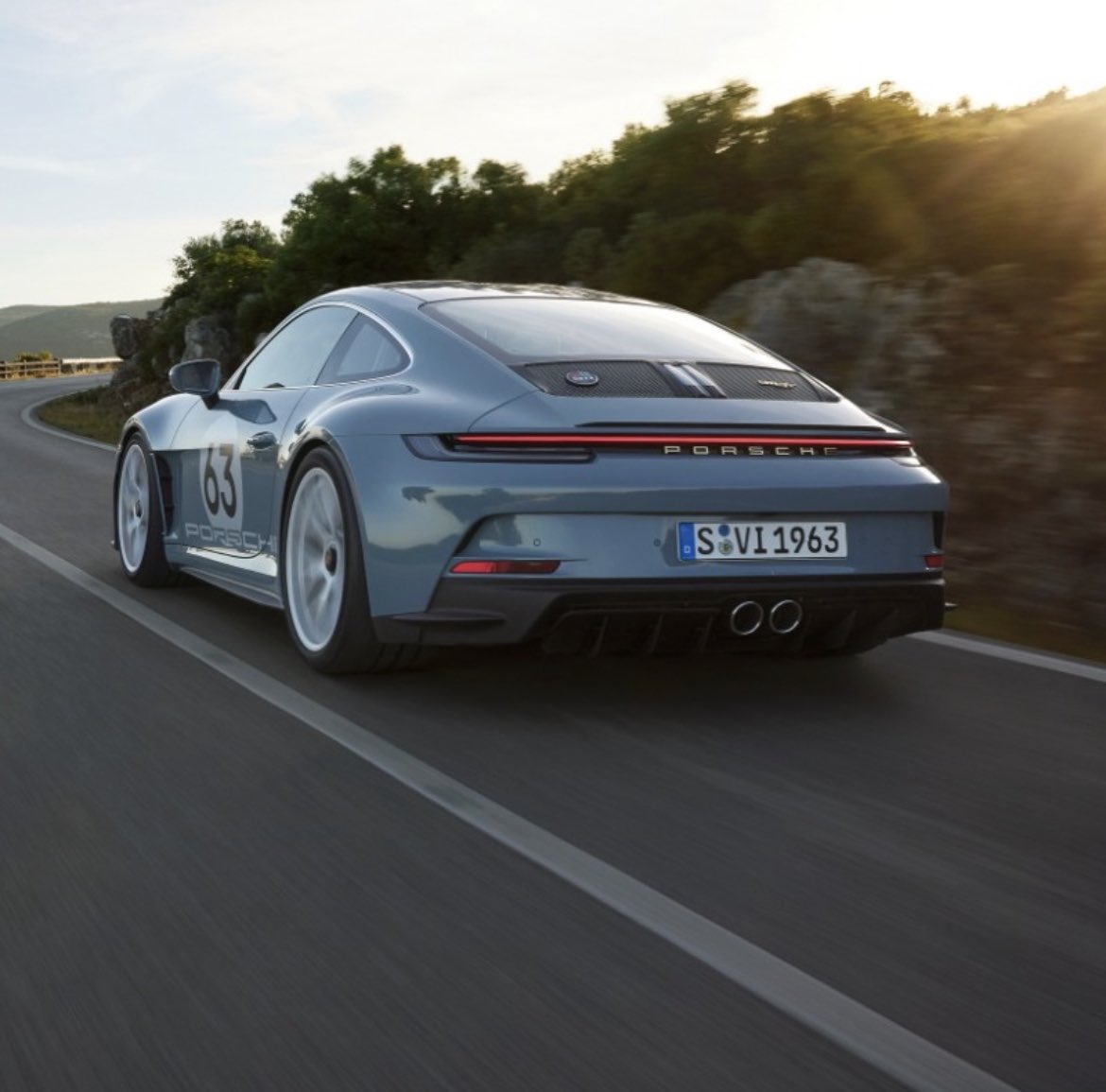 giucrso911's tweet photo. -Flat 6 atmosphérique de 4.0 emprunter à la GT3 RS (525ch)
-Look de GT3 Touring
-Boite manuelle a 6 rapport uniquement 
-Un gros travail de légèreté (1380 kg a vide)
-Porteuse du badge Heritage 

Enfin bref, voici la nouvelle Porsche 911 ST (Type 992) https://t.co/00zKuDNqRS