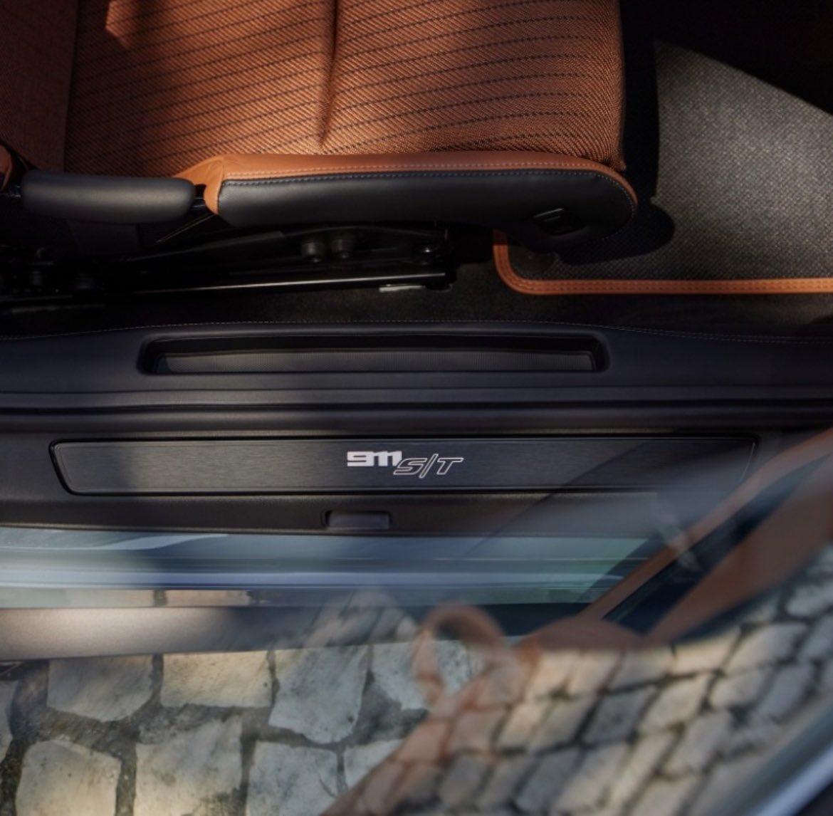 giucrso911's tweet photo. -Flat 6 atmosphérique de 4.0 emprunter à la GT3 RS (525ch)
-Look de GT3 Touring
-Boite manuelle a 6 rapport uniquement 
-Un gros travail de légèreté (1380 kg a vide)
-Porteuse du badge Heritage 

Enfin bref, voici la nouvelle Porsche 911 ST (Type 992) https://t.co/00zKuDNqRS