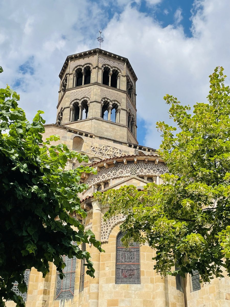 AuvergneMarque's tweet photo. L'#abbatiale Saint-Austremoine à #Issoire, c'est comme la Tour Eiffel à Paris : un incontournable !
Ce chef d’œuvre de l'art roman auvergnat est la plus grande des églises romanes de Basse Auvergne #patrimoine #artroman #Auvergne https://t.co/LDExfC5Wsg