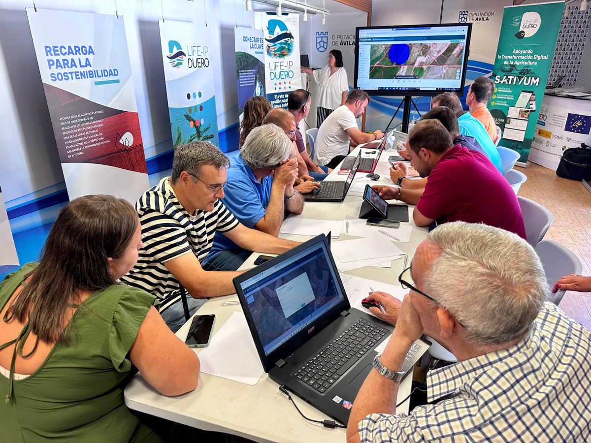 Ayer en #MadrigalDeLasAltasTorres y hoy en #Constanzana. La Diputación organiza, dentro del <a href="/LifeIPDuero/">LIFE IP DUERO</a>, una nueva jornada para formar agricultores en el uso de la app #Sativum, de gestión de explotaciones agrícolas, diseñada por el <a href="/ITACYL/">Innovación agroalimentaria - JCyL</a>. #HaciendoProvincia