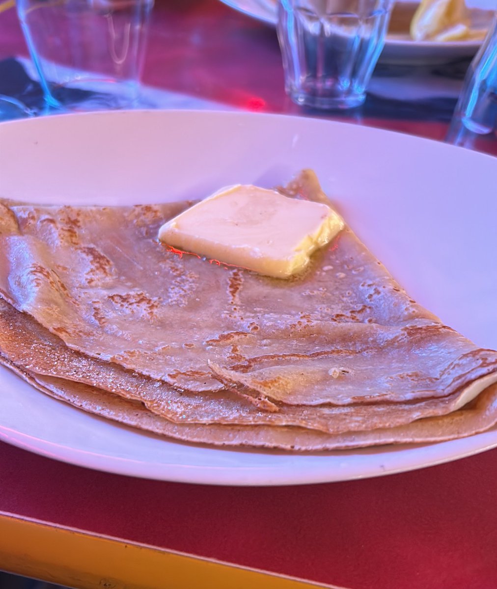 CarolineSPB's tweet photo. Hier soir, en Normandie, j’ai commandé une crêpe beurre sucre et on m’a servi ça. Je m’en suis toujours pas remise. https://t.co/nh9sH3S6VH