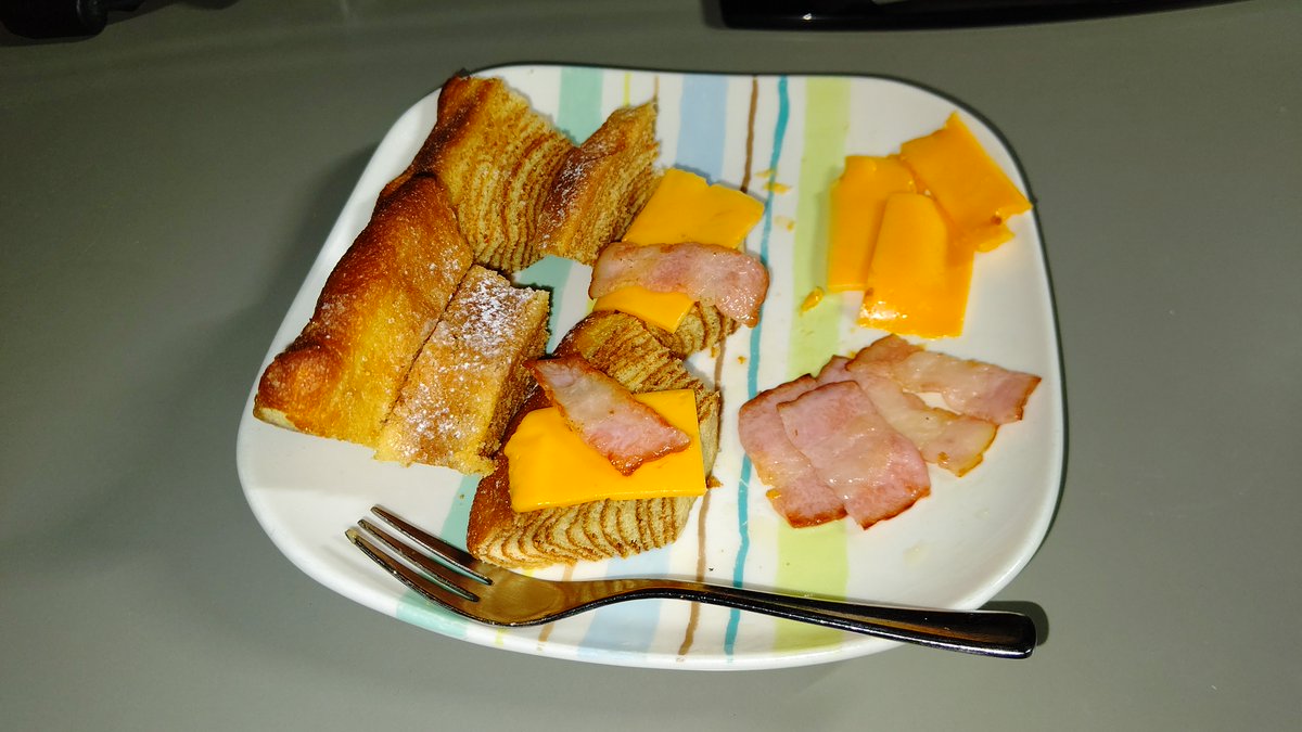 ywQE7rvzQrTbP9K's tweet image. バウムクーヘンを、お勧めされたカナッペ風にしてみた。
見よう見まねだったけど、それでもサクサク触感に凄く合っていて美味しい😊

#バーチャル物産展    
#ウサガイウミ