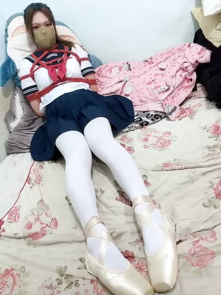 HashimotoA40319's tweet photo. 第一次穿白絲還有硬鞋，看其他跟YUKI合作的妹子都有拍也想嘗試看看~

繩縛協助https://t.co/RRpfTlqLaz https://t.co/xjWmZS0eVo